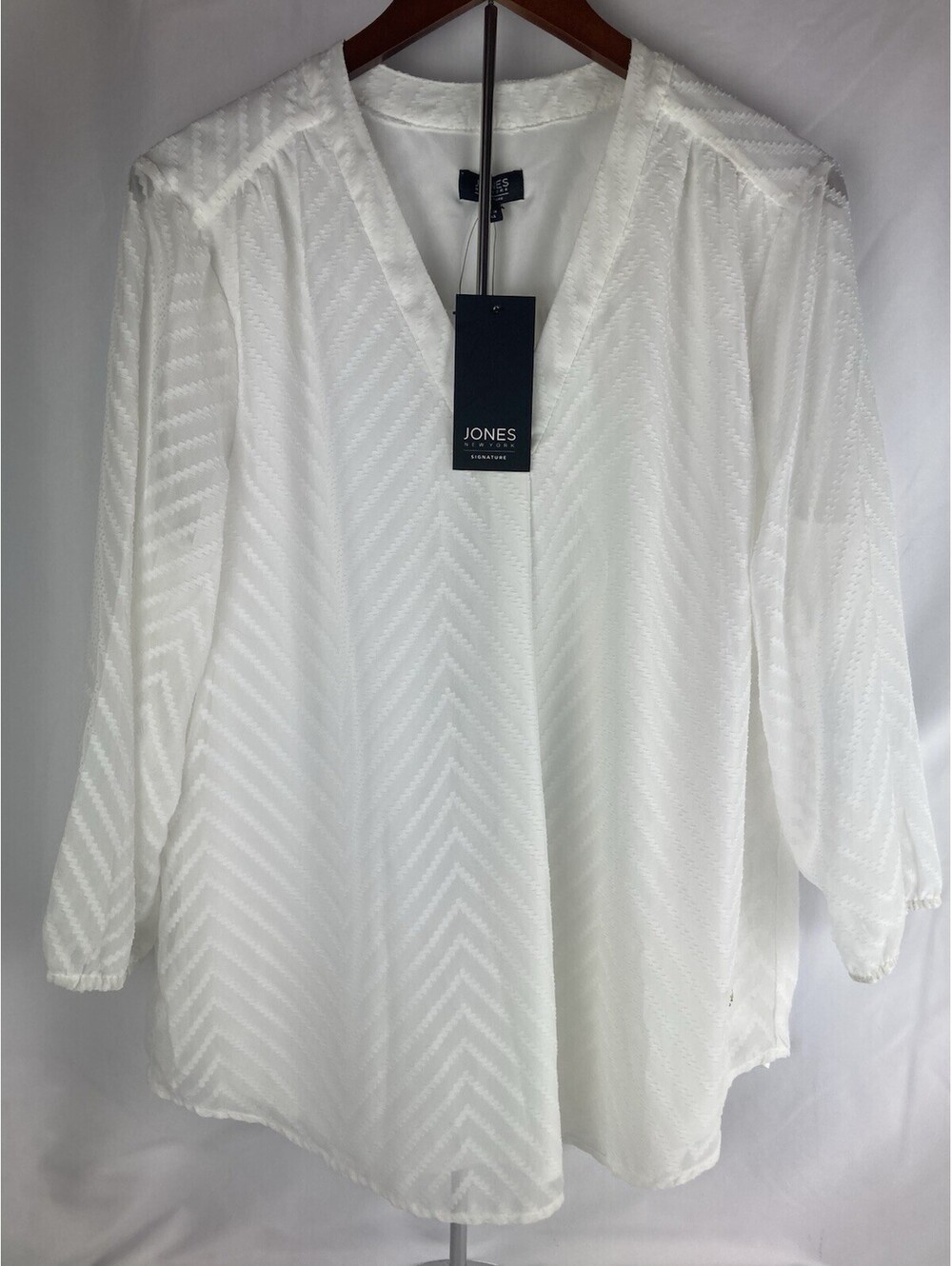 New Women’s L Jones New York Signature White Chevron Textured V-Neck Blouse Top